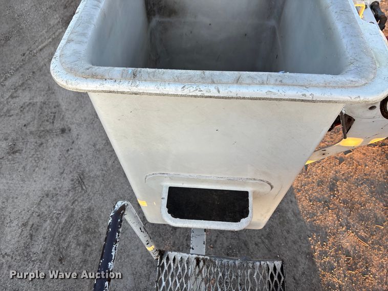 image for item FG1601 2005 International 4300 bucket truck