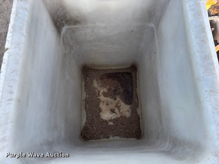 image for item FG1601 2005 International 4300 bucket truck