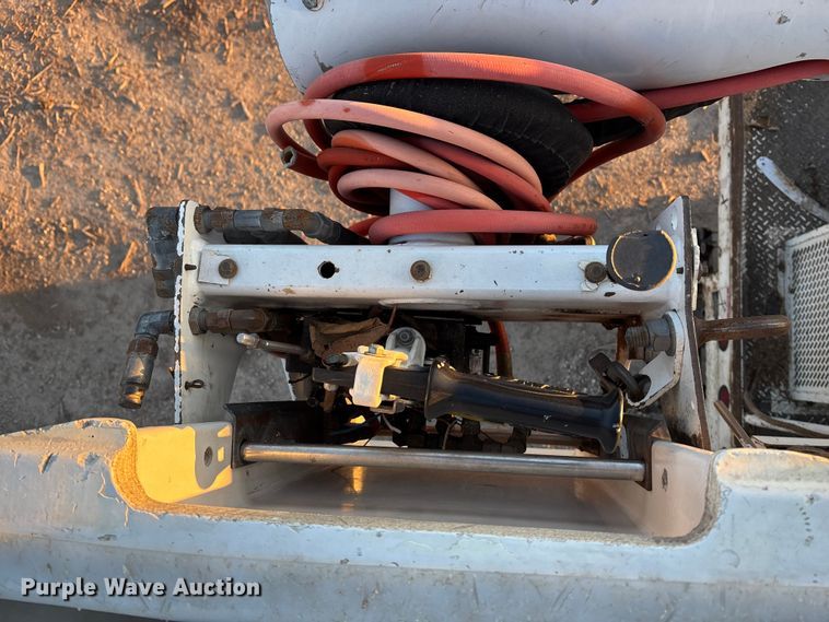 image for item FG1601 2005 International 4300 bucket truck