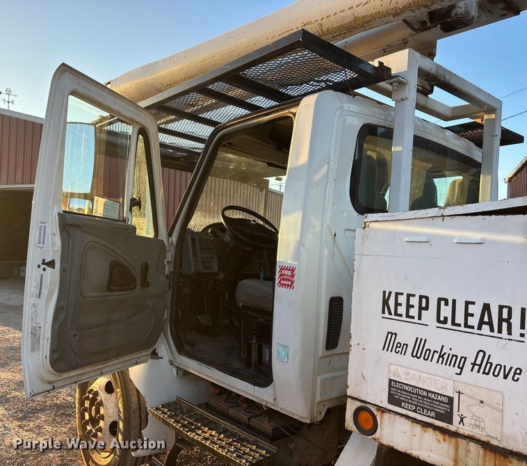 image for item FG1601 2005 International 4300 bucket truck