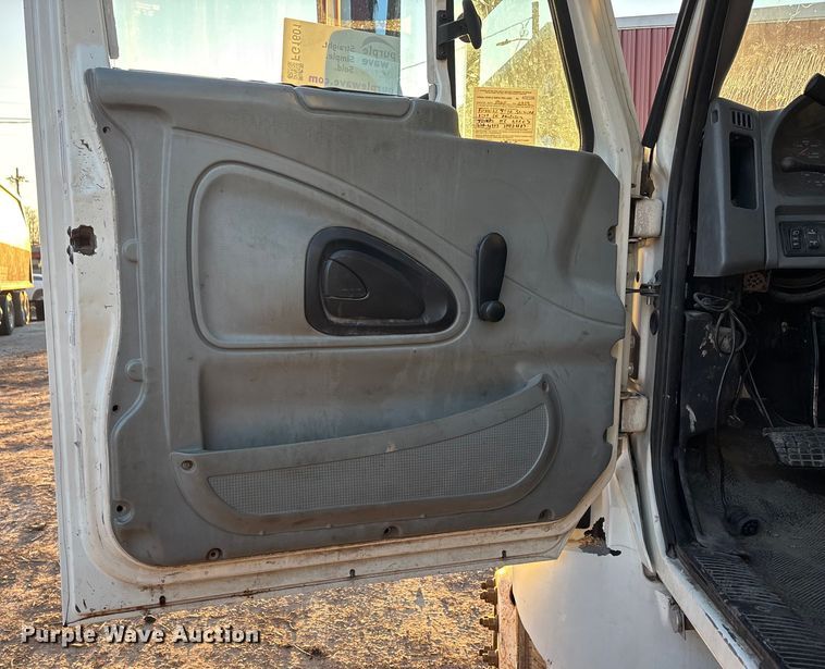 image for item FG1601 2005 International 4300 bucket truck