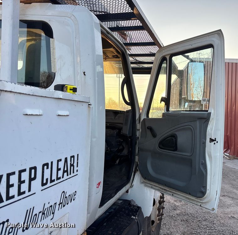 image for item FG1601 2005 International 4300 bucket truck