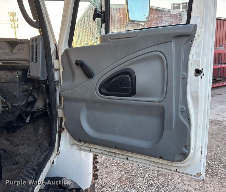 image for item FG1601 2005 International 4300 bucket truck