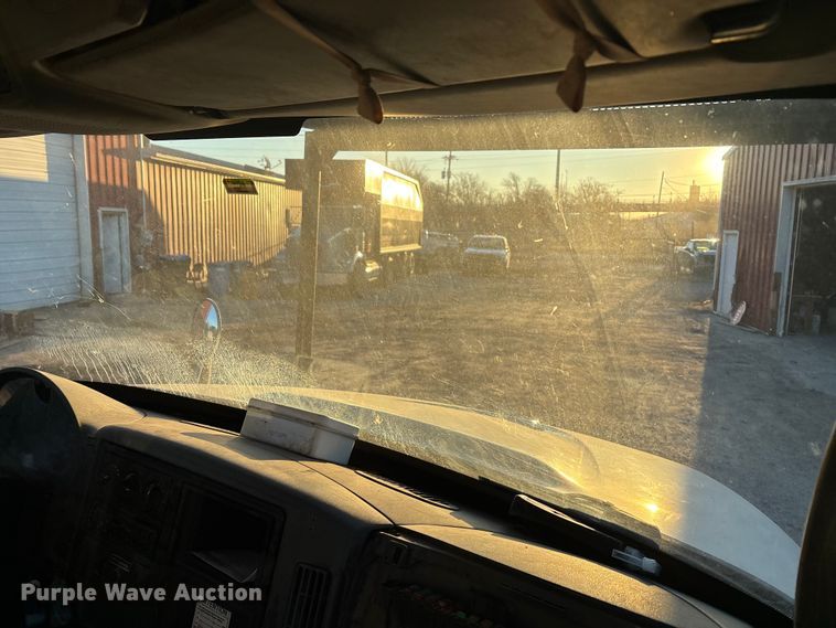 image for item FG1601 2005 International 4300 bucket truck