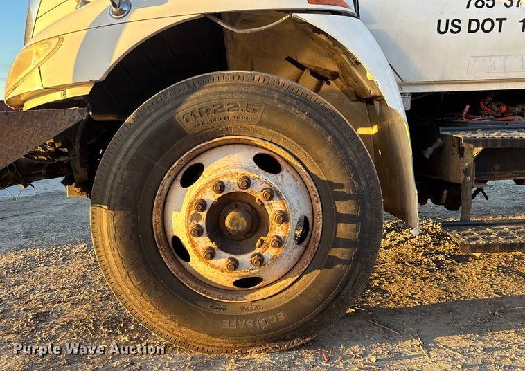 image for item FG1601 2005 International 4300 bucket truck