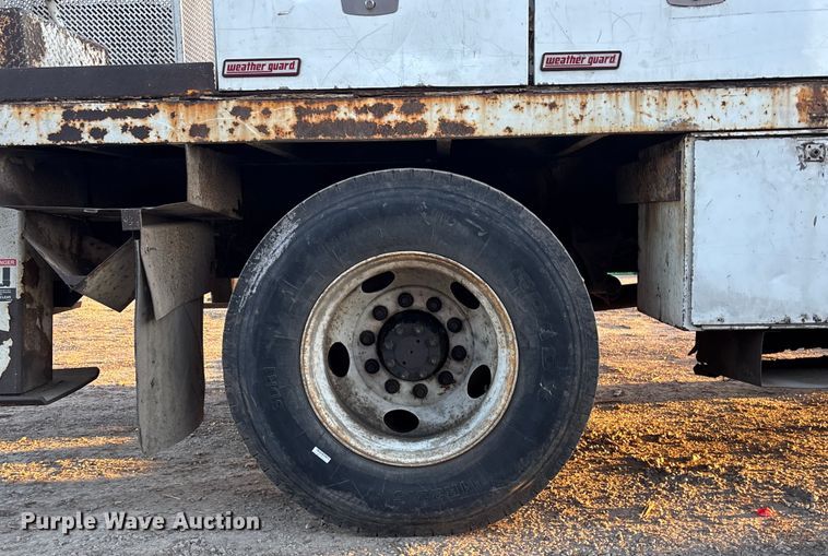 image for item FG1601 2005 International 4300 bucket truck