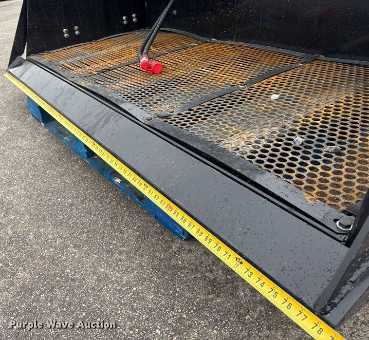 image for item FG2555 2025 GIYI VB59 skid steer vibratory screening bucket