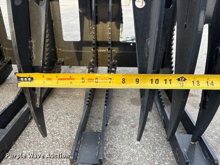 image for item FG2558 2025 Giyi CLG72 skid steer grapple bucket