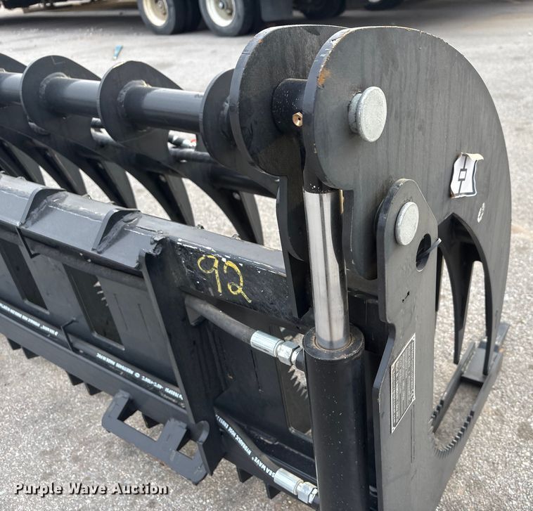 image for item FG2558 2025 Giyi CLG72 skid steer grapple bucket