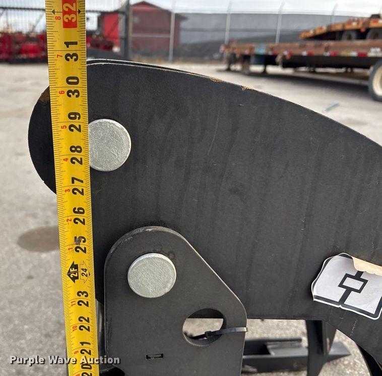 image for item FG2558 2025 Giyi CLG72 skid steer grapple bucket