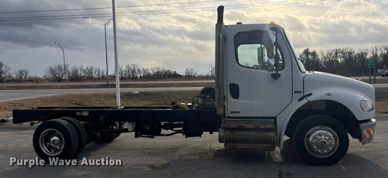 image for item FG2569 2008 Freightliner Business Class M2 semi truck