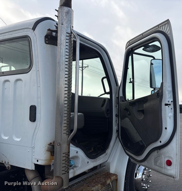 image for item FG2569 2008 Freightliner Business Class M2 semi truck