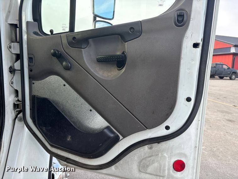 image for item FG2569 2008 Freightliner Business Class M2 semi truck