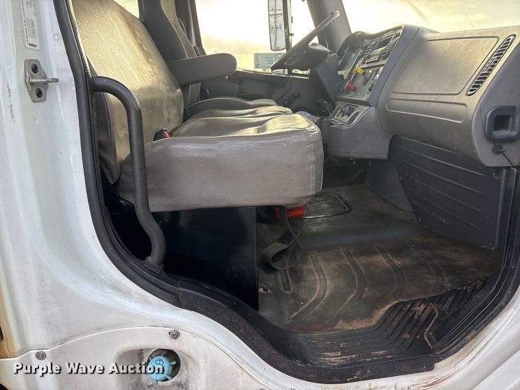 image for item FG2569 2008 Freightliner Business Class M2 semi truck