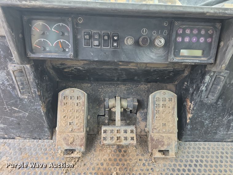 image for item FI0747 2003 Caterpillar 973C track loader