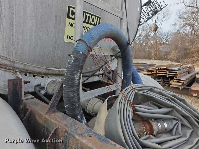 image for item FI0749 1975 Fruehauf TAGF2FSF tank trailer