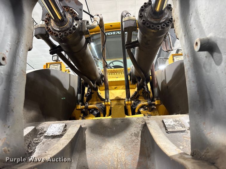 image for item FK1054 2005 Volvo L330E wheel loader