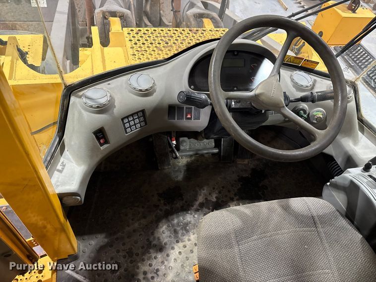 image for item FK1054 2005 Volvo L330E wheel loader