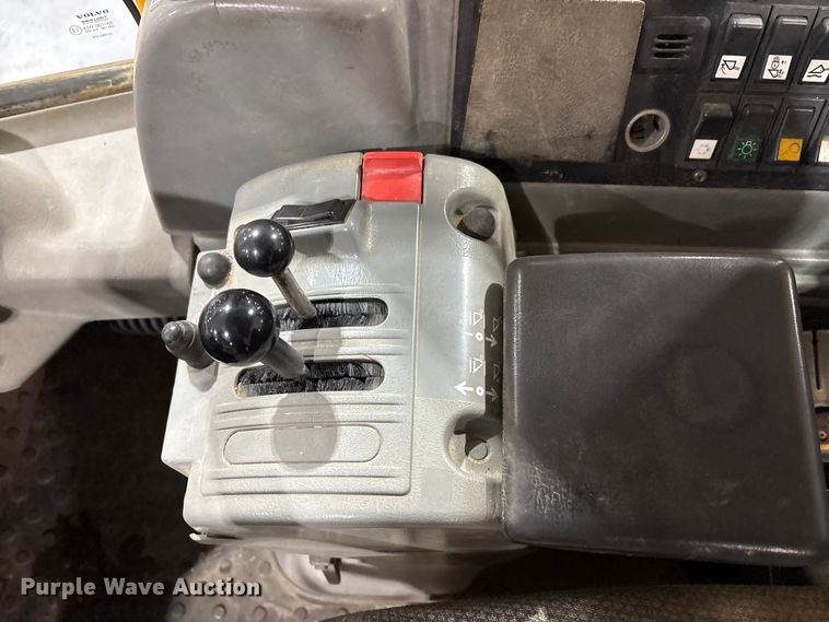 image for item FK1054 2005 Volvo L330E wheel loader