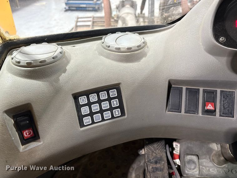 image for item FK1054 2005 Volvo L330E wheel loader