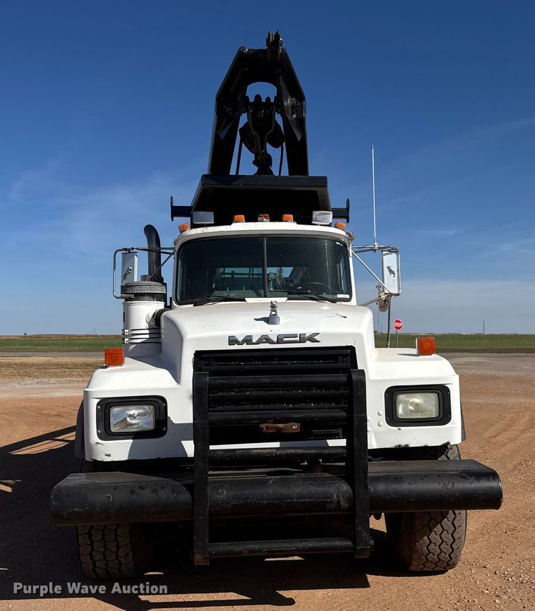 image for item NA9846 2000 Mack RD688S winch truck