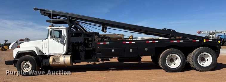 image for item NA9846 2000 Mack RD688S winch truck