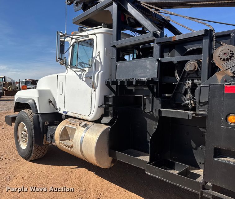 image for item NA9846 2000 Mack RD688S winch truck