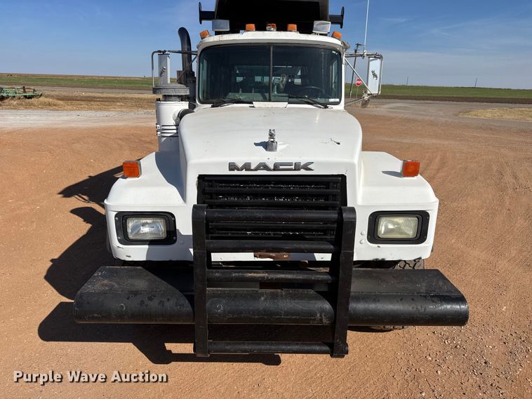 image for item NA9846 2000 Mack RD688S winch truck