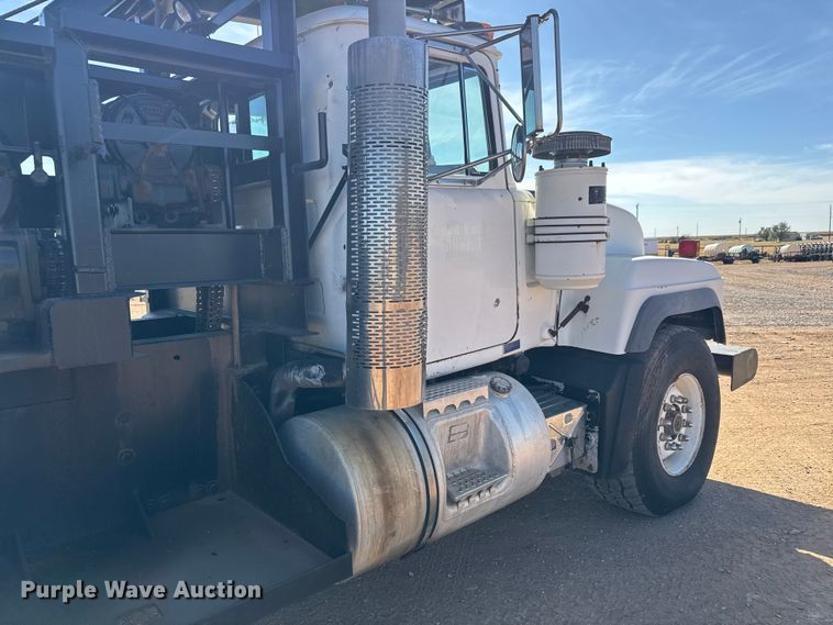 image for item NA9846 2000 Mack RD688S winch truck