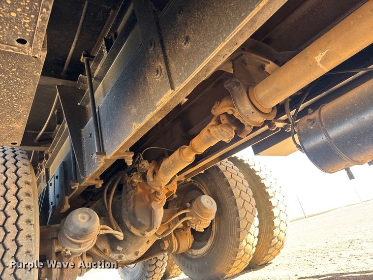 image for item NA9846 2000 Mack RD688S winch truck