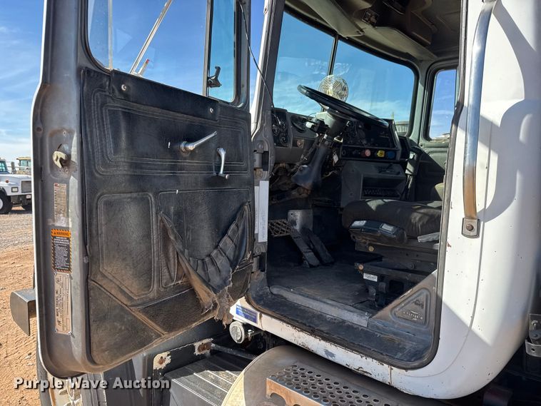 image for item NA9846 2000 Mack RD688S winch truck