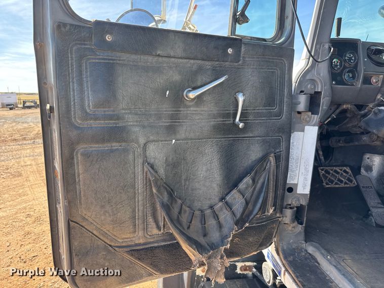 image for item NA9846 2000 Mack RD688S winch truck