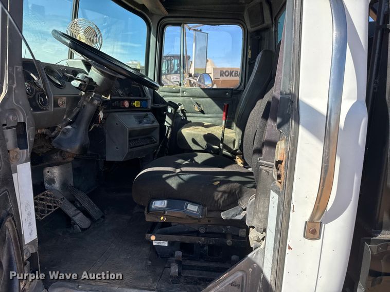 image for item NA9846 2000 Mack RD688S winch truck