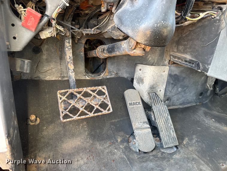 image for item NA9846 2000 Mack RD688S winch truck