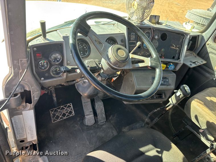 image for item NA9846 2000 Mack RD688S winch truck