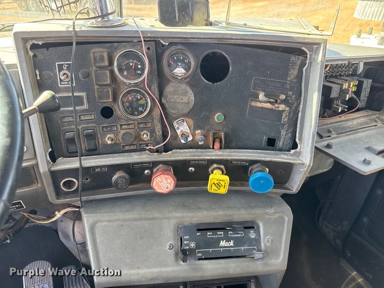 image for item NA9846 2000 Mack RD688S winch truck