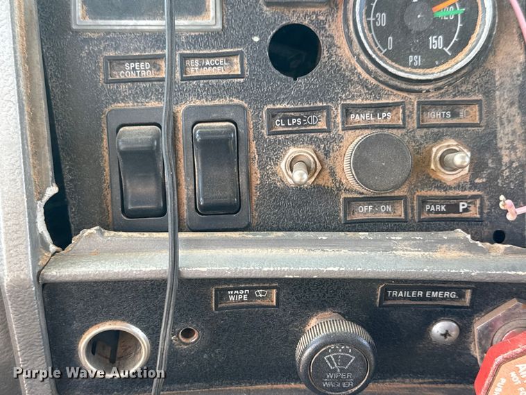 image for item NA9846 2000 Mack RD688S winch truck