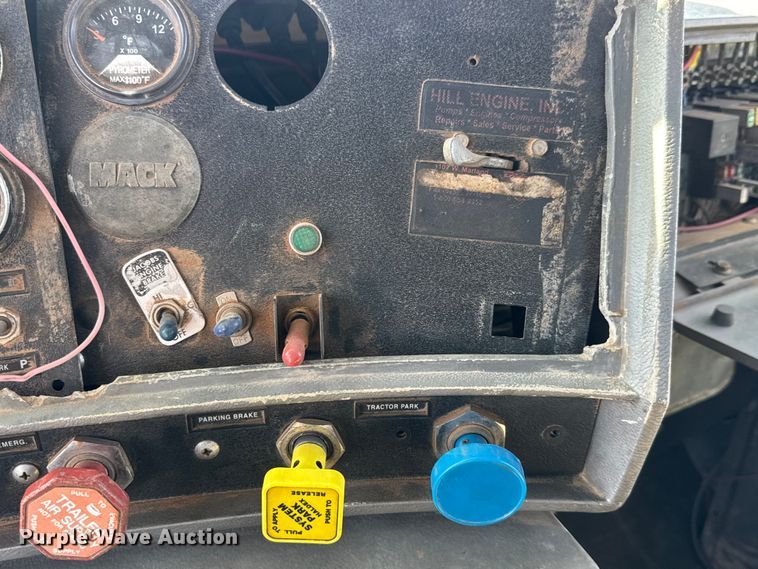 image for item NA9846 2000 Mack RD688S winch truck