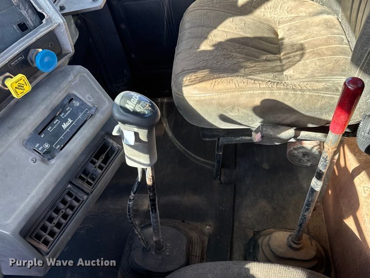 image for item NA9846 2000 Mack RD688S winch truck