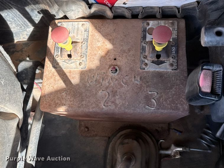 image for item NA9846 2000 Mack RD688S winch truck