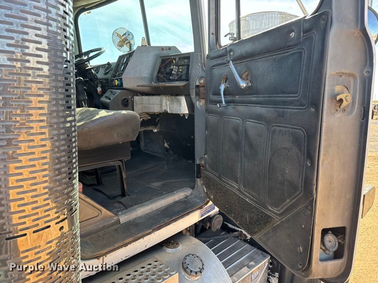 image for item NA9846 2000 Mack RD688S winch truck