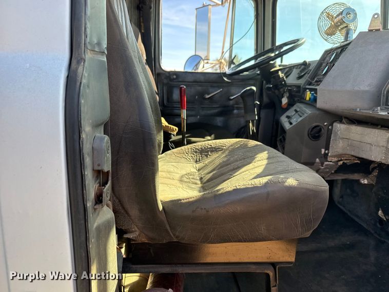 image for item NA9846 2000 Mack RD688S winch truck