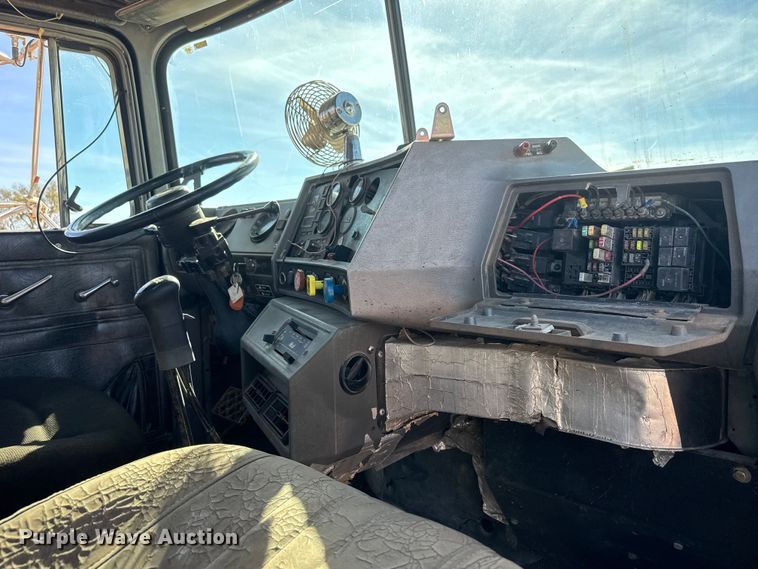 image for item NA9846 2000 Mack RD688S winch truck