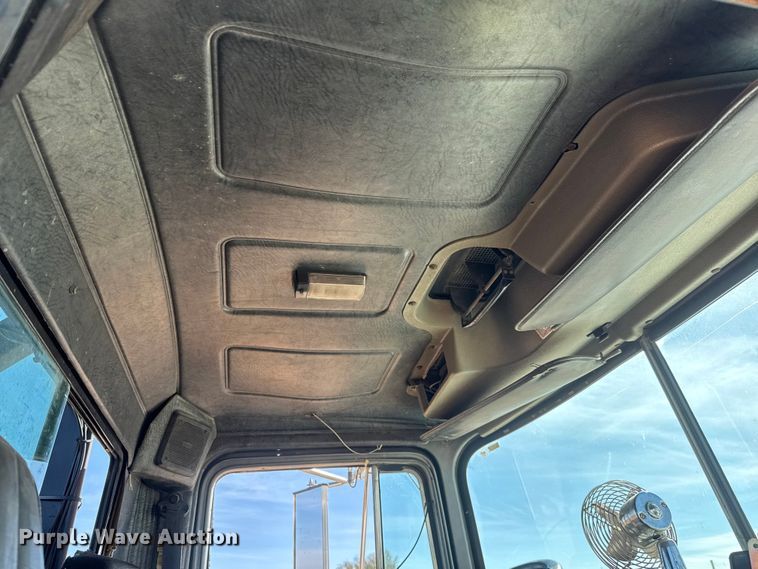 image for item NA9846 2000 Mack RD688S winch truck