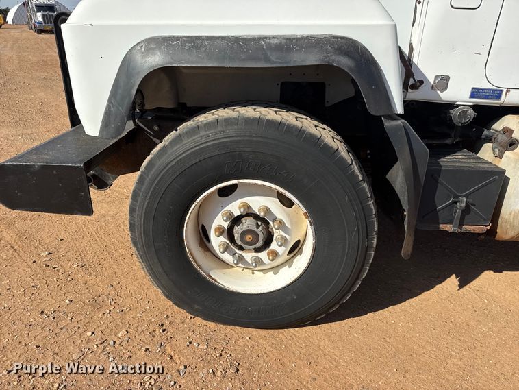 image for item NA9846 2000 Mack RD688S winch truck