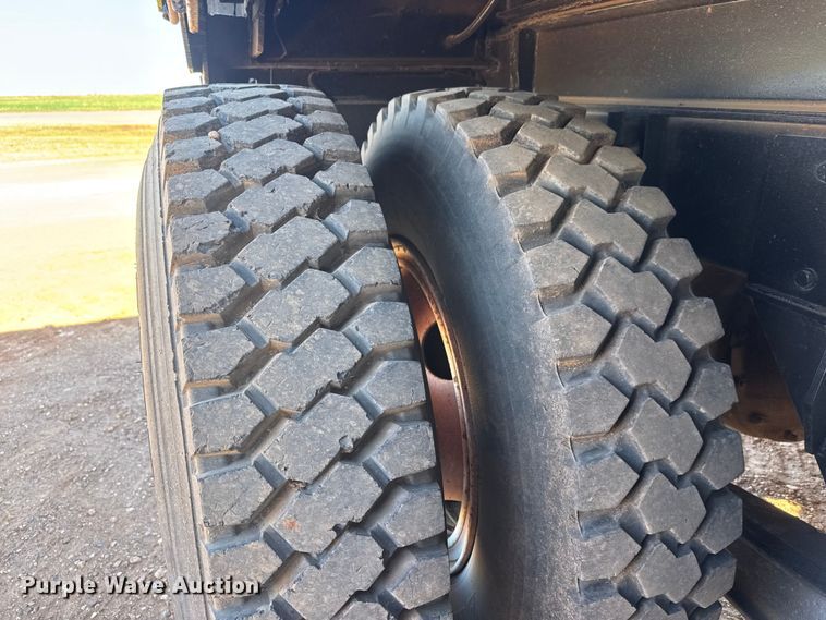 image for item NA9846 2000 Mack RD688S winch truck