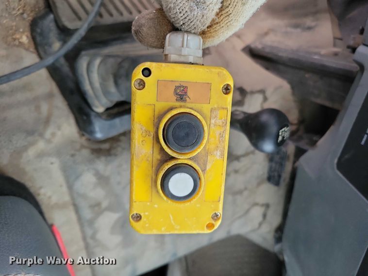 image for item NO9832 2011 Ford F450 flatbed pickup truck