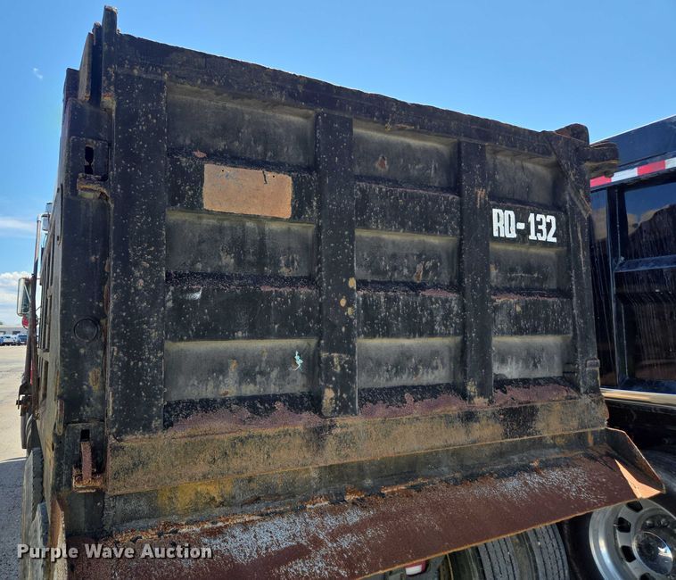 image for item YA1071 2001 Mack RD688 dump truck