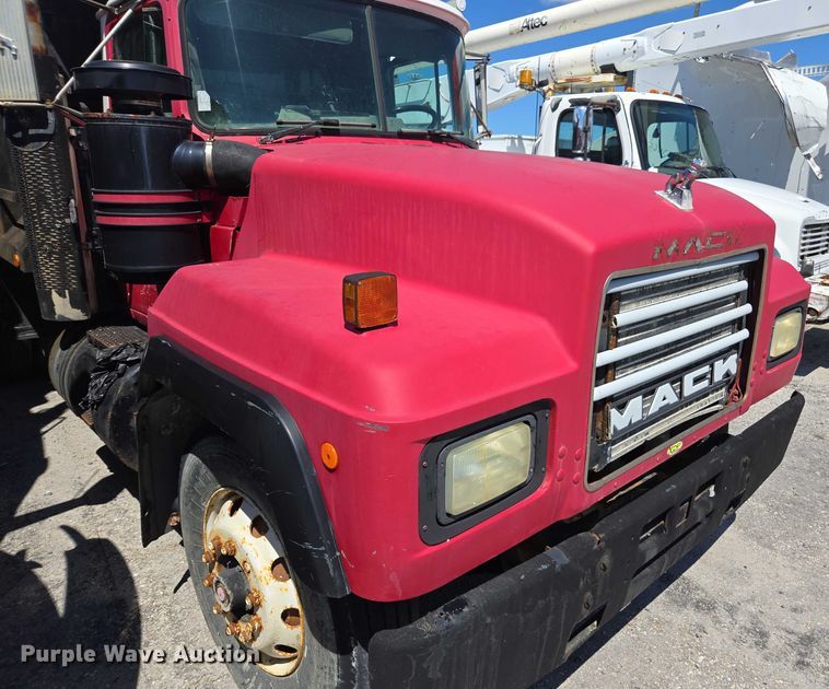 image for item YA1071 2001 Mack RD688 dump truck