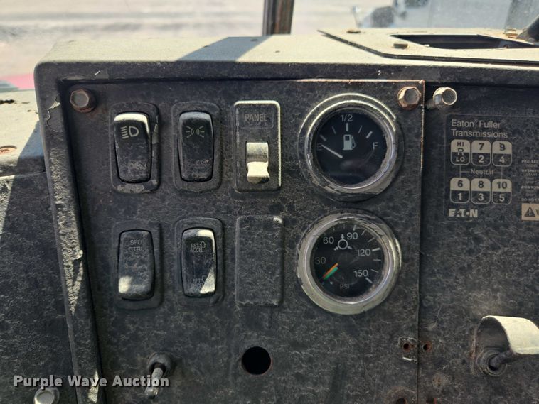 image for item YA1071 2001 Mack RD688 dump truck